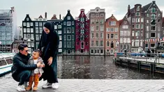 Menemani sang nenek pulang ke Belanda, momen liburan ke Negeri Kincir Angin ini bukan kali pertama bagi Baby Ukkasya. Selama liburan Irwansyah dan Zaskia Sungkar banyak abadikan momen kebersamaannya dengan latar belakangan yang indah. (Liputan6/IG/@irwansyah_15)