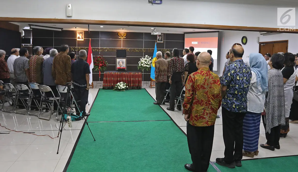 Suasana Prosesi Duka Cita dan Penghormatan atas wafatnya  HS Dillon di kantor Komnas HAM, Jakarta. Kamis (19/9/2019). Abu Jenazah HS Dillon akan disemayamkan di Kantor Komnas HAM dan Merayakan Kehidupan HS.Dillon. (Liputan6.com/Herman Zakharia)