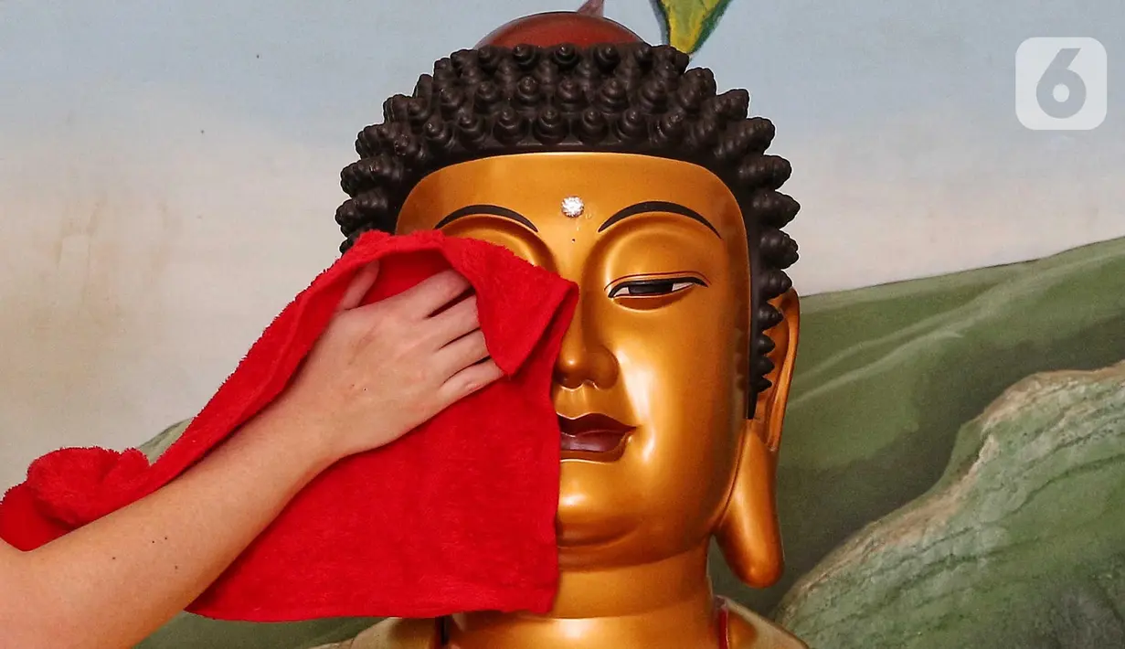 Pembersihan dilakukan terhadap Rupang Buddha, lantai dan dinding vihara. (Liputan6.com/Angga Yuniar)