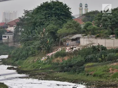Kondisi Kali Bekasi yang tercemar limbah busa di kawasan Marga Jaya, Bekasi, Kamis (18/10). Pencemaran yang terjadi sejak tiga hari lalu menggangu produksi air bersih PDAM Tirta Patriot milik Pemkot Bekasi hingga 50 persen.  (Merdeka.com/Iqbal S. Nugroho)