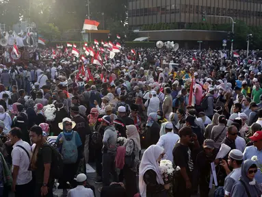 Peserta aksi massa Gerakan Nasional Kedaulatan Rakyat saat melakukan unjuk rasa di depan Gedung Bawaslu, Jakarta, Selasa (21/5/2019). Mereka menolak hasil Pemilu 2019 yang dinilai banyak terdaopat kecurangan. (Liputan6.com/Helmi Fithriansyah)