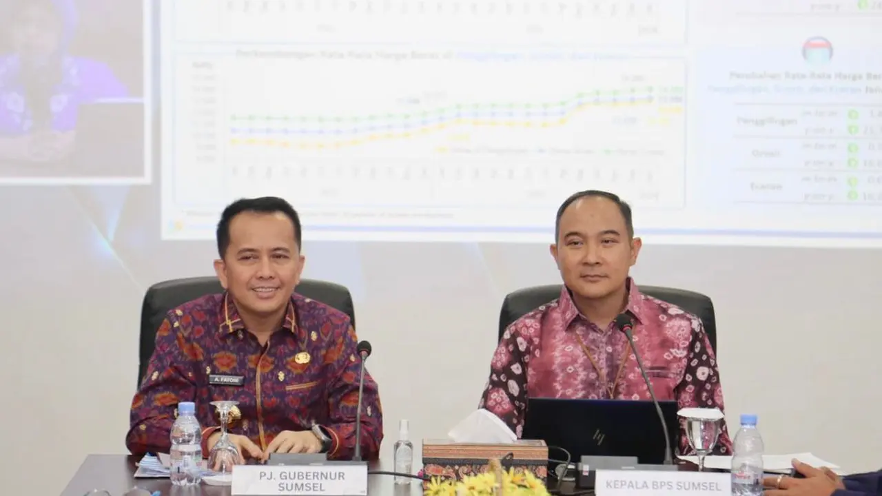 Kepala BPS Sumsel Moh Wahyu Yulianto (kanan) saat memaparkan kondisi perekonomian. (Istimewa)
