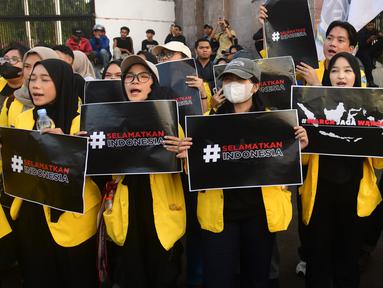Beberapa mahasiswi dari Badan Eksekutif Mahasiswa Seluruh Indonesia (BEM SI) berunjuk rasa di depan gerbang utama gedung Majelis Permusyawaratan Rakyat (MPR), Dewan Perwakilan Rakyat (DPR), dan Dewan Perwakilan Daerah (DPD) Republik Indonesia, Jakarta, Kamis (4/9/2025). (merdeka.com/Arie Basuki)