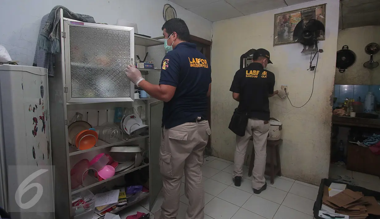 Polisi menggeledah rumah MA, terduga teroris Thamrin di Kampung Sanggrahan RT 02 RW 03, Kembangan, Jakbar, Jumat (15/1/2016). Polisi juga menggeledah rumah DI pelaku bom bunuh diri yang tidak jauh dari lokasi tempat tinggal MA. (Liputan6.com/Angga Yuniar)