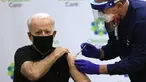 Presiden terpilih Amerika Serikat, Joe Biden, menerima dosis kedua vaksin COVID-19 Pfizer di Rumah Sakit Christiana di Newark, Delaware, Senin (11/1/2021). Biden menerima dosis kedua vaksin virus corona berjarak tiga minggu dari pemberian dosis yang pertama. (Alex Wong/Getty Images/AFP)