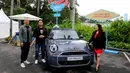 Head of MINI Asia Daren Ching dengan President Director BMW Group Indonesia Peter Medalla dan Director of Communications BMW Group Indonesia Jodie O'tania (kiri ke kanan) saat peluncuran MINI John Cooper Works model terbaru di Jakarta, Jumat (23/5/2025). (Liputan6.com/Herman Zakharia)