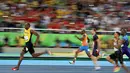 Usain Bolt saat meninggalkan lawan-lawanya pada semifinal lari 200 meter pria di Rio de Janeiro, Brasil (17/8). Usain Bolt meraih medali emas kedua di lari 200 meter pria. (REUTERS/Phil Noble)