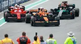 Pembalap McLaren, Lando Norris bersama Oscar Piastri menyapa para penonton disusul pembalap Ferrari, Charles Leclerc dan Lewis Hamilton (kiri) serta pembalap Mercedes, George Russell dan Kimi Antonelli saat melakukan parede mobil lego sebelum balapan Formula 1 GP Miami 2025 yang berlangsung di Sirkuit Autodromo, Miami, Florida, Minggu (04/05/2025) waktu setempat. (AFP/Hector Vivas)