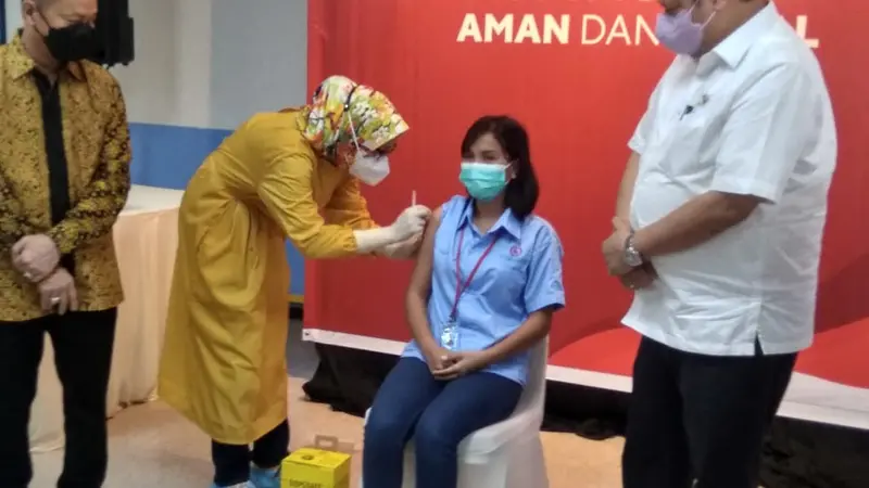 Menko Perekonomian Airlangga Hartarto meninjau pelaksanaan vaksinasi di Batam
