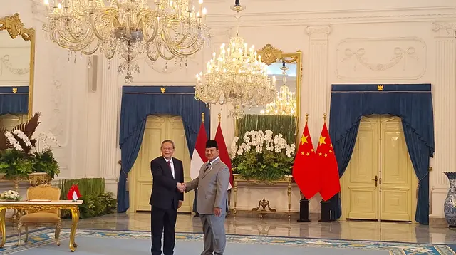 Presiden Prabowo Subianto menerima kunjungan resmi Perdana Menteri (PM) China, Li Qiang di Istana Merdeka Jakarta, Minggu (25/5/2025). (Liputan6.com/Lizsa Egeham)