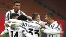Para pemain Juventus merayakan gol yang dicetak oleh Weston McKennie ke gawang AC Milan pada laga Liga Italia di Stadion San Siro, Rabu (6/1/2021). Juventus menang dengan skor 3-1. (AP/Antonio Calanni)