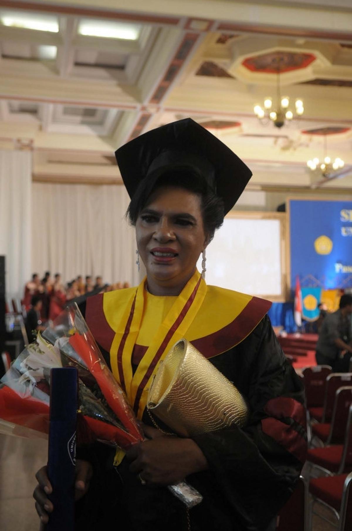 Wajah semringah Mami Yuli lulus S2 dengan IPK 3,85