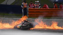 Savadori yang melaju dari belakang tidak bisa menghindari motor Pedrosa sehingga menabraknya. Tabrakan itu hingga membuat api di tengah lintasan dan membakar motor keduanya. (Foto: AFP/Joe Klamar)