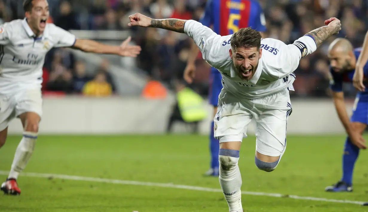 Gaya terbang Sergio Ramos usai mencetak gol ke gawang Barcelona pada laga El Clasico di Camp Nou Stadium, Barcelona, (03/12/2016), Barcelona bermain imbang 1-1. (AFP/Pau Barrena)