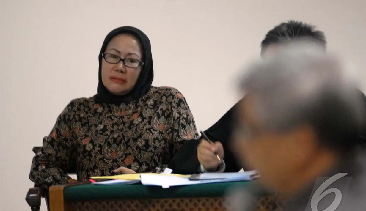 Akil mengaku pernah bertemu dengan Atut di bandara Singapura. Ketika bertemu, Atut sempat menyinggung sejumlah Pilkada di Banten, Pengadilan Tipikor, Jakarta, Kamis (12/6/2014) (Liputan6.com/Miftahul Hayat).