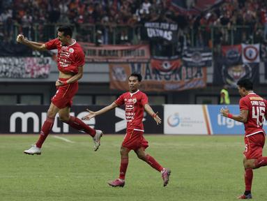Bek Persija Jakarta, Alexandre Ruiz, merayakan gol yang dicetaknya ke gawang Tira Persikabo pada laga Shopee Liga 1 di Stadion Patriot Chandrabhaga, Bekasi, Minggu (3/11). Persija menang 2-0 atas Tira Persikabo. (Bola.com/Yoppy Renato)