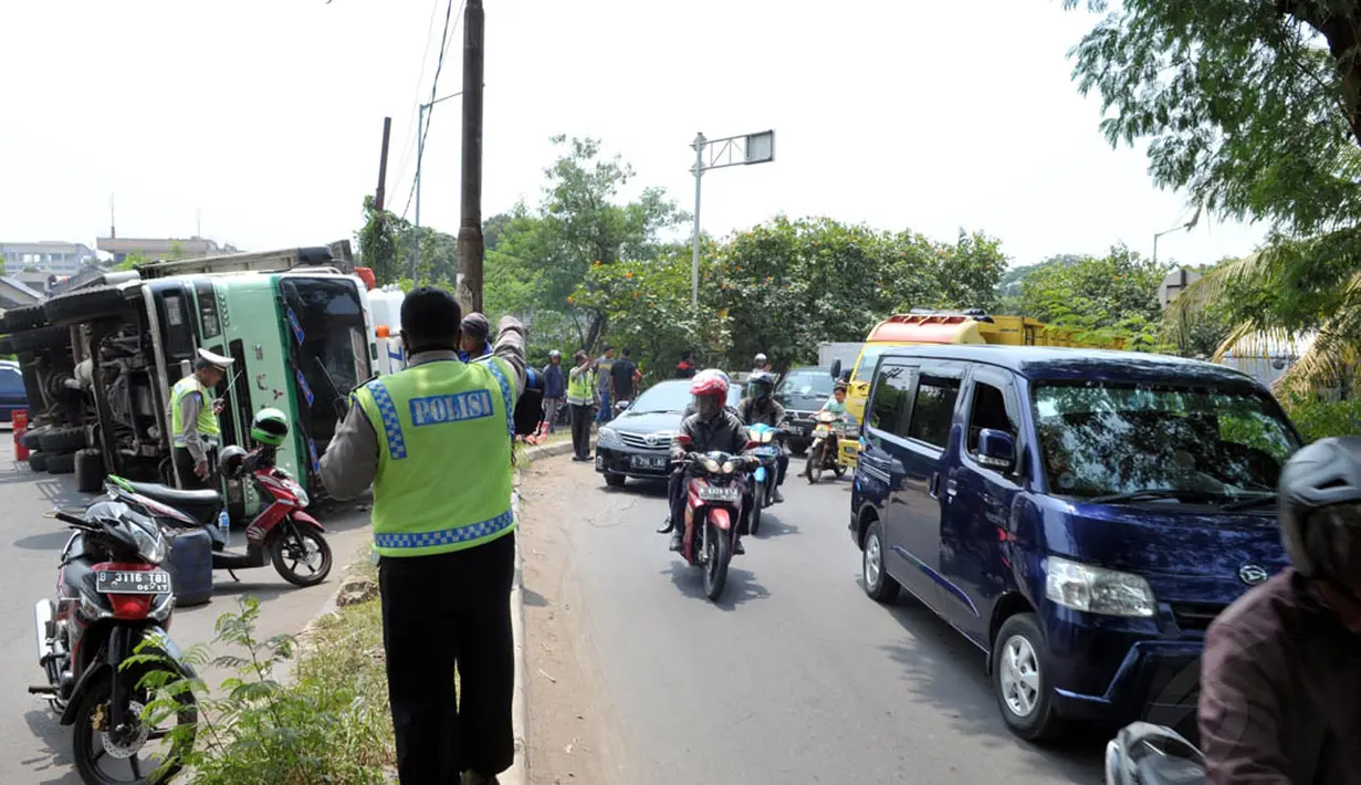 Sebelum dievakuasi truk yang membawa mesin untuk kapal itu sempat jadi tontonan warga sekitar, Jakarta, Jumat (15/8/14). (Liputan6.com/Panji Diksana)
