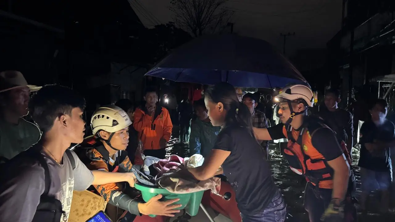 Proses evakuasi warga terdampak banjir di Kota Manado pada, Jumat (21/3/2025) malam.