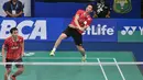 Ganda putra Indonesia, Hendra/Ahsan mengembalikan kok ke arah Andrew Ellis/Peter Mills di BCA Indonesia Open Superseries Premier 2015 di Istora Senayan, Jakarta, Rabu, (3/6/2015). Hendra/Ahsan menang 21-13 21-13. (Liputan6.com/Herman Zakharia)