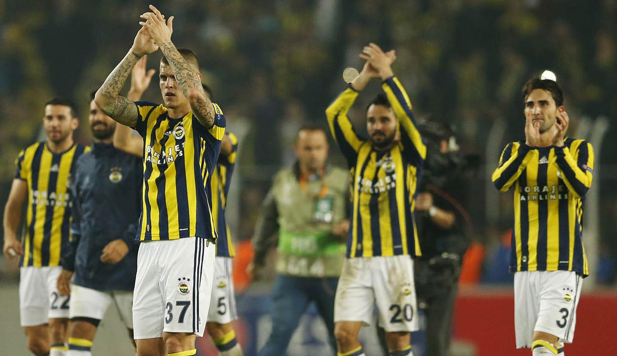 Bek Fenerbahce, Martin Skrtel, bersama rekan-rekannya menyapa suporter usai menaklukkan MU pada laga Liga Europa di Saracoglu Stadium, Turki, Kamis (3/11/2016). MU kalah 1-2 dari Fenerbahce. (Reuters/Andrew Boyers)