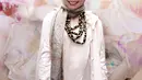 Zaskia Sungkar mengungkap bahwa penampilannya di ajang Jakarta Fashion Week 2016 adalah salah satu bentuk perkenalan dengan brand barunya, Zashi, yang dibangunnya bersama sang adik, Shireen Sungkar. (Andy Masela/Bintang.com)
