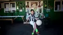 Seorang bocah mengenakan baju Juventus dengan nama Arturo Vidal di pinggiran kota Santiago. (Pablo Sanhueza)