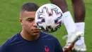 Pemain depan timnas Prancis, Kylian Mbappe mengambil bagian dalam sesi latihan MD-1 di Stadion Hidegkuti, Budapest, Selasa (22/6/2021). Prancis menghadapi Portugal pada laga Grup F Euro 2020 di Puskas Arena, Rabu (23/6/2021) atau Kamis dini hari WIB. (FRANCK FIFE / AFP)
