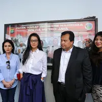 Artis senior yang juga Ketua Umum PARFI56, Marcella Zalianty menjenguk Pretty Asmara yang belum lama ini tertangkap akibat narkoba. Marcella datang bersama kuasa hukum PARFI56, Minola Sebayang. (Adrian Putra/Bintang.com)