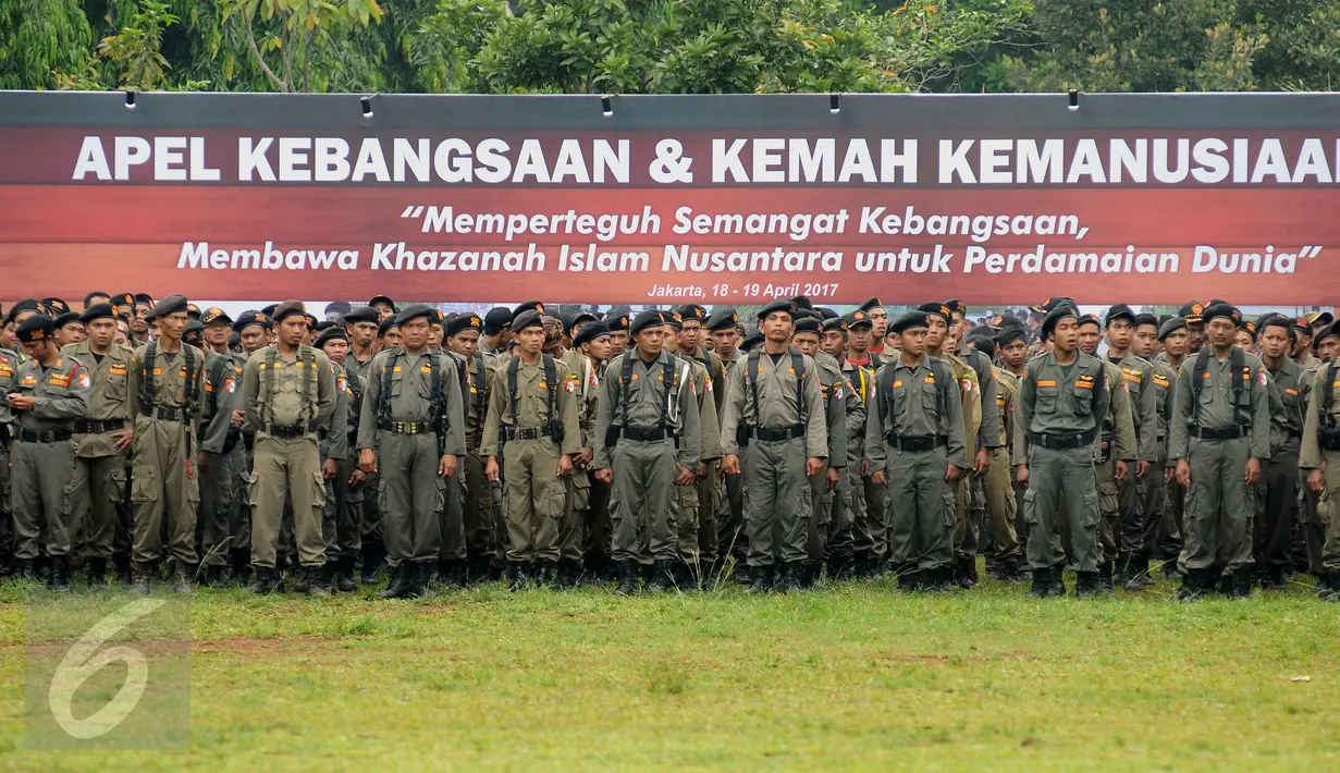 Anggota Banser NU berbaris jelang mengikuti Apel Kebangsaan di Perkemahan Ragunan, Jakarta, Selasa (18/4). Apel Kebangsaan dan Kemah Kemanusiaan ini diikuti ribuan anggota Banser NU dari berbagai daerah. (Liputan6.com/Helmi Fithriansyah)