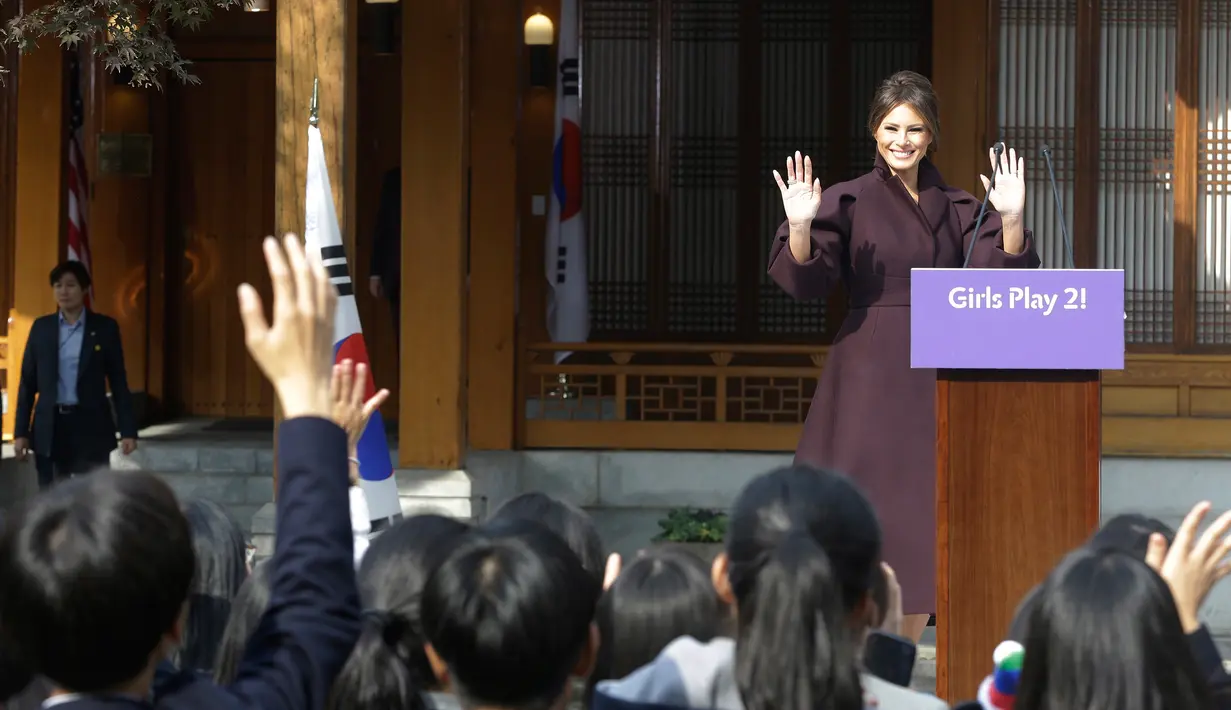 Ibu Negara AS, Melania Trump melambaikan tangan kepada para siswa SMA Korsel setibanya pada acara 'Girls Play 2!' yang merupakan kampanye Olimpiade Musim Dingin PyeongChang 2018 di Kedutaan Besar AS di Seoul, Selasa (7/11). (AP Photo/Ahn Young-joon. Pool)