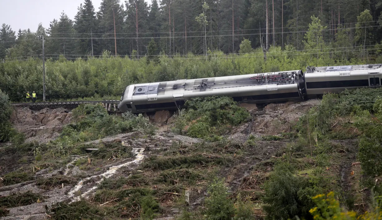Kereta penumpang tersebut sedang menuju kota Sundsvall ketika dua dari empat gerbongnya tergelincir. (Mats Andersson/TT News Agency via AP)