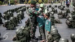 Kebersamaan personel TNI-AD dan keluarganya di Pelabuhan Kolinlamil, Jakarta, Senin (9/5). Sebanyak 450 personel TNI-AD dari Satgas Yonif Para Raider 330 inf 1 Kostrad dilepas untuk misi pengamanan perbatasan RI-PNG. (Liputan6.com/Faizal Fanani)