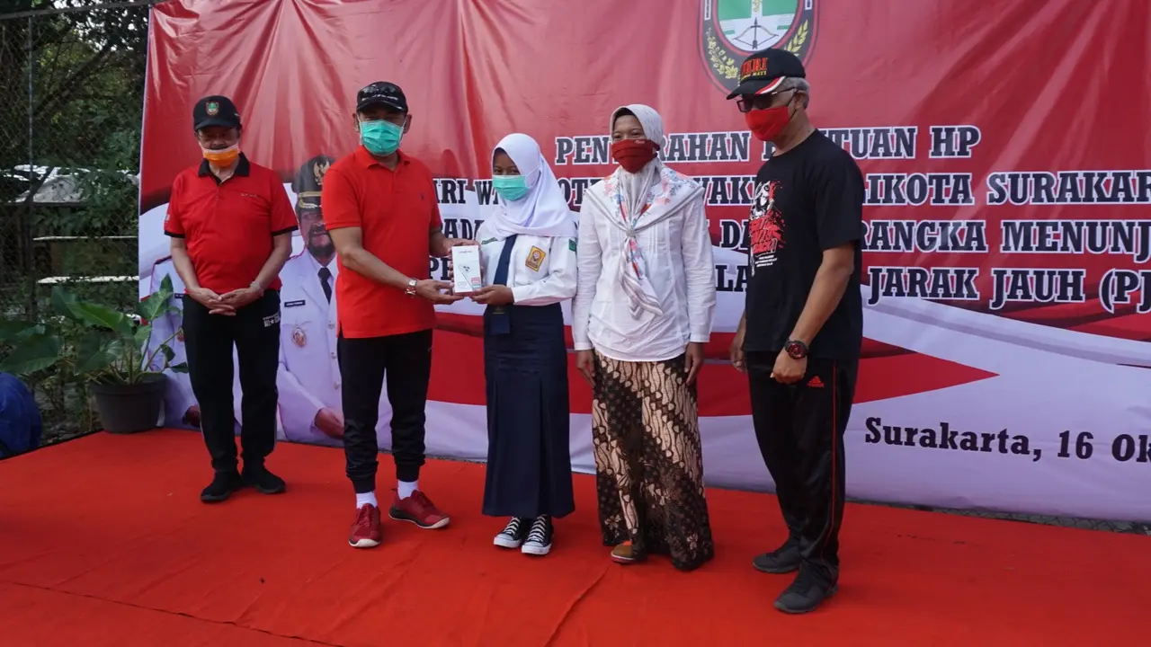 Wali Kota Solo Serahka Batuan Ponsel
