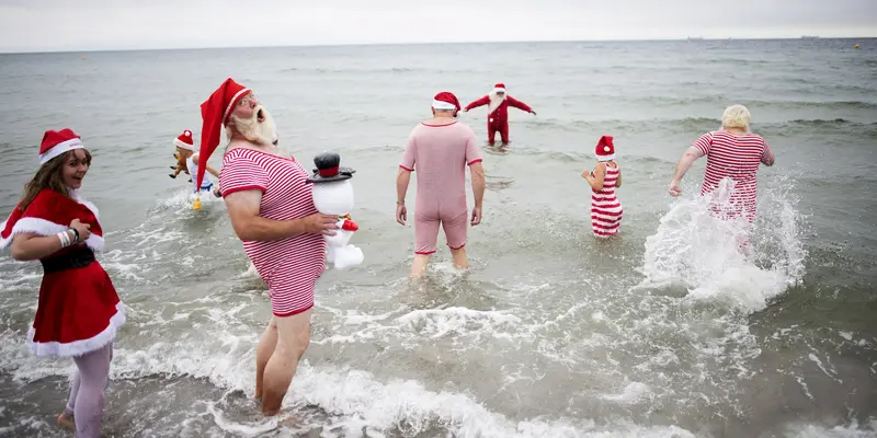 20150721-Puluhan Santa Claus Asyik Bermain Air di Pantai- Denmark 1