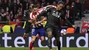 Bek Liverpool, Virgil van Dijk, berebut bola dengan gelandang Atletico Madrid, Vitolo, pada leg pertama 16 besar Liga Champions di Stadion Wanda Metropolitano, Madrid, Rabu (19/2) dini hari WIB. Atletico menang 1-0 atas Liverpool. (AFP/Pierre Philippe Marcou)