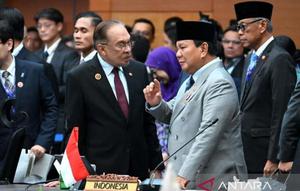 Presiden Prabowo Subianto berbincang dengan Perdana Menteri Malaysia Anwar Ibrahim di sela-sela Konferensi Tingkat Tinggi (KTT) ke-47 ASEAN di Kuala Lumpur. (Antara)