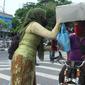 Polwan Ditlantas Polda Sumut memakai kebaya tampak bagi-bagi takjil kepada warga di Hari Kartini
