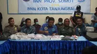 Ada satu kilogram sabu dan 20.000 butir ekstasi dari Malaysia dalam penangkapan yang terjadi di Medan, Sumatera Utara. (Liputan6.com/Reza Efendi)