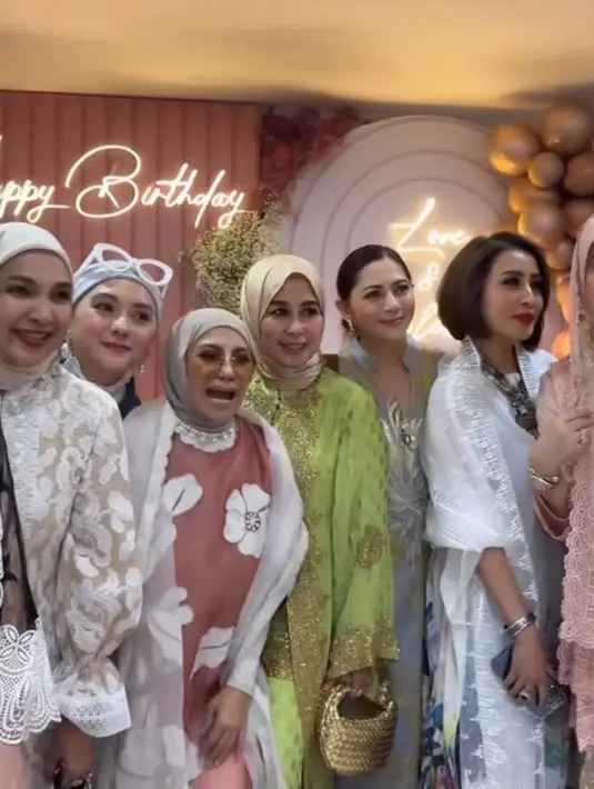 Para tamu undangan tampil menawan dengan busana berwarna cerah yang memberikan kesan segar dan anggun. Cut Keke Xavier memilih gamis biru muda dengan kerah tinggi yang dihiasi bordiran emas, memberikan tampilan yang klasik dan mewah. [@marinizumarnisreal].