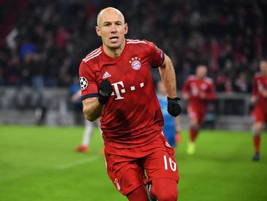 Hampir satu dekade Robben bermain di Bayern Munchen. Banyak gelar yang disumbangkan untuk the Bavarian. Namun kontraknya yang tidak diperpanjang membuat Robben harus mencari pelabuhan karier selanjutnya. (Kolase Foto AFP)
