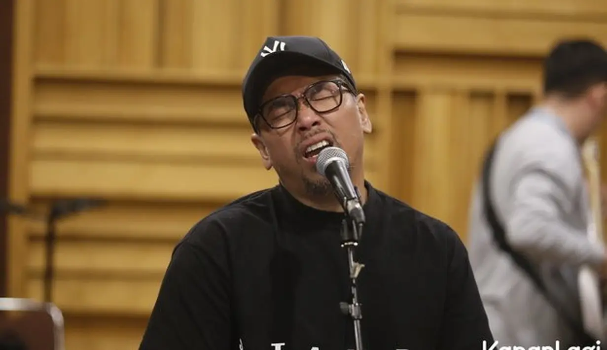 "Kita tuh, intinya gini disaat saya masih menjadi vokalis Kerispatih itu ada pendengar pada di tahun 2023 udah punya anak," kata Sammy Simorangkir. Kerispatih Latihan Bareng Sammy Simorangkir untuk Konser Gen-P Generasi Pesta, Rabu (19/7/2023).