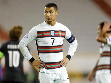 Striker Portugal, Cristiano Ronaldo, tampak kecewa usai pertandingan melawan Kroasia pada laga UEFA Nations League di Stadion Poljud, Rabu (18/11/2020). Portugal menang dengan skor 3-2. (AP/Darko Bandic)