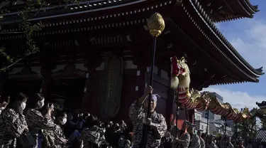 Penduduk setempat memainkan "Kinryu no Mai," atau Tarian Naga Emas di Kuil Sensoji di lingkungan Asakusa di Tokyo, Senin (18/10/2021). Naga Jepang  adalah makhluk legendaris yang beragam dalam mitologi dan cerita rakyat Jepang.(AP Photo/Eugene Hoshiko)