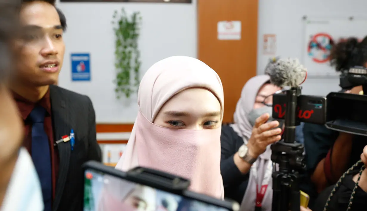 Pendaftaran ikrar talak atau gugat cerai terdaftar di nomer 1377/G/2023 itu memasukkan hak asuh anak diasuh secara bersama. Tapi saat sidang perdana, gugatan tersebut dicabut dan akan diperbarui terkait hak asuh anak. Dan kemudian kembali dimasukkan dengan gugatan baru. [Foto: Bayu Herdianto/KapanLagi.com]