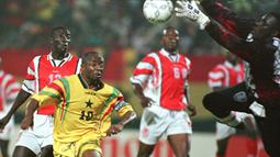Abedi Pele. Gelandang serang Ghana pemegang rekor penampilan terbanyak di 8 edisi Piala Afrika ini meraih juara pada 1982. Trofi Liga Champions Eropa diraihnya pada musim terakhirnya bersama Marseille, yaitu musim 1992/1993, yang diperkuatnya sejak musim 1987/1988. (AFP/Jean-Philippe Ksiazek)