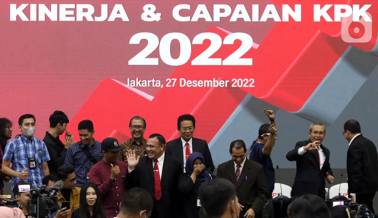 Ketua KPK, Firli Bahuri (keenam kiri) bersama pimpinan lainnya dan sejumlah pewarta usai rilis Kinerja dan Capaian Komisi Pemberantasan Korupsi (KPK) sepanjang tahun 2022 di Gedung Merah Putih KPK, Jakarta, Selasa (27/12/2022). Sepanjang 2022, KPK melakukan 113 penyelidikan, 120 penyidikan, dan 121 penuntutan serta 121 kasus yang ditangani telah berkekuatan hukum tetap. (Liputan6.com/Helmi Fithriansyah)