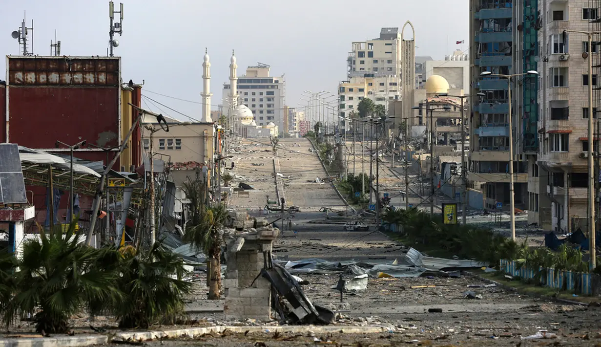 <p>Sebagian kerusakan di jalan utama al Rashid akibat pemboman Israel di Kota Gaza, Palestina, Senin (23/10/2023). (AP Photo/Abed Khaled)</p>