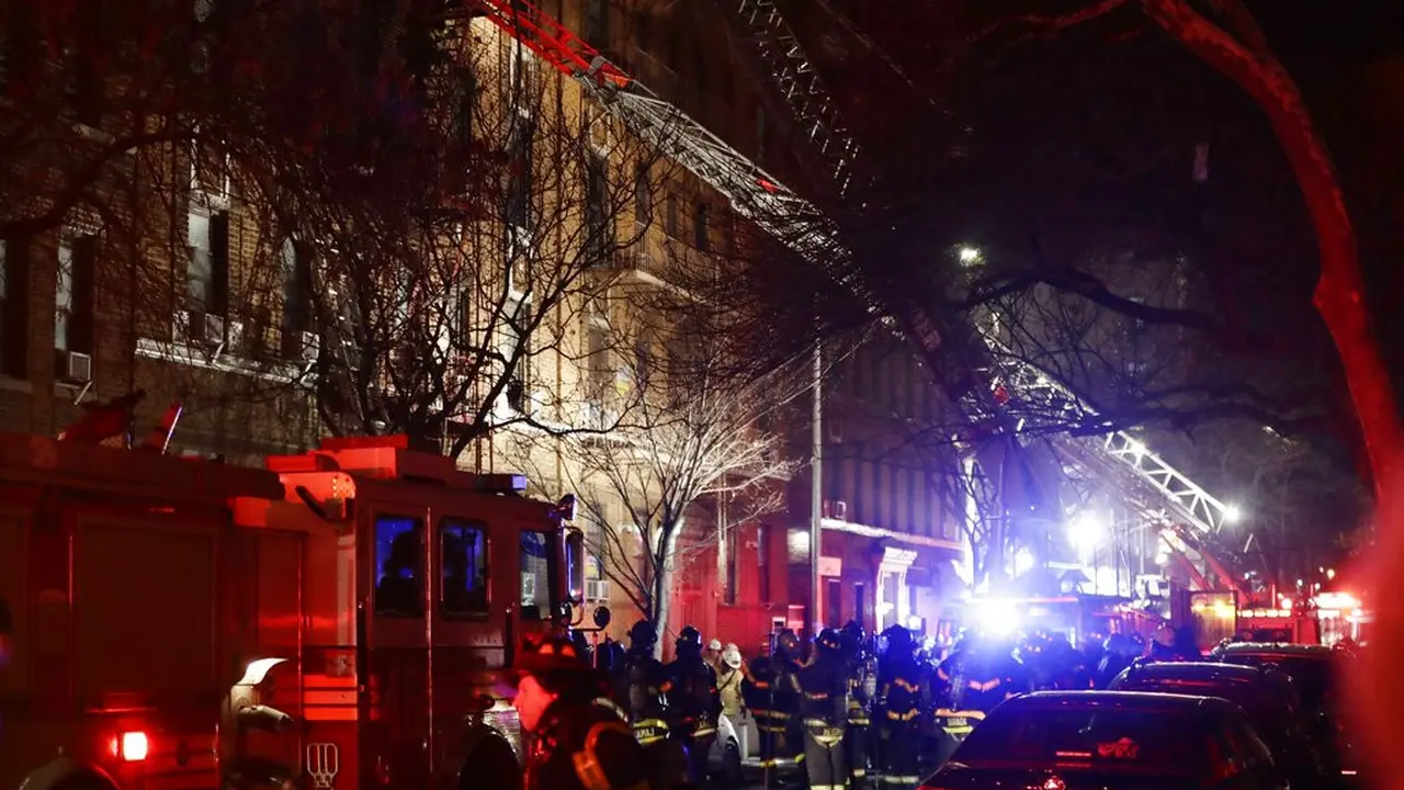 Pemadam kebakaran saat berupaya memadamkan api yang melalap sebuah apartemen lima lantai di Bronx, New York
