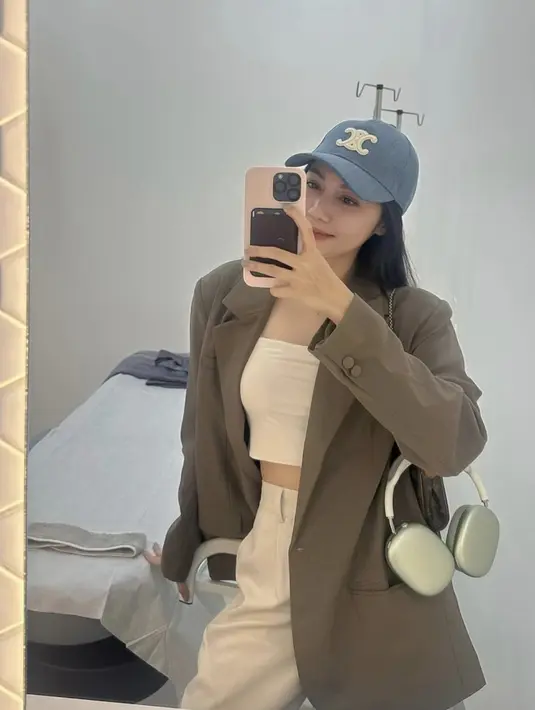 Kali ini,  Shasa Zhania memadukan top putih dengan blazer, menghadirkan elevansi gaya maksimalis dengan padu padan sederhana. [Foto: Instagram/  Shasa Zhania]