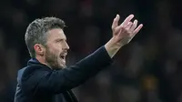 Pelatih Manchester United, Michael Carrick, memberi isyarat dari tepi lapangan saat pertandingan Liga Inggris melawan Arsenal di Emirates Stadium, Minggu (25/1/2026). (AP Photo/Kirsty Wigglesworth)